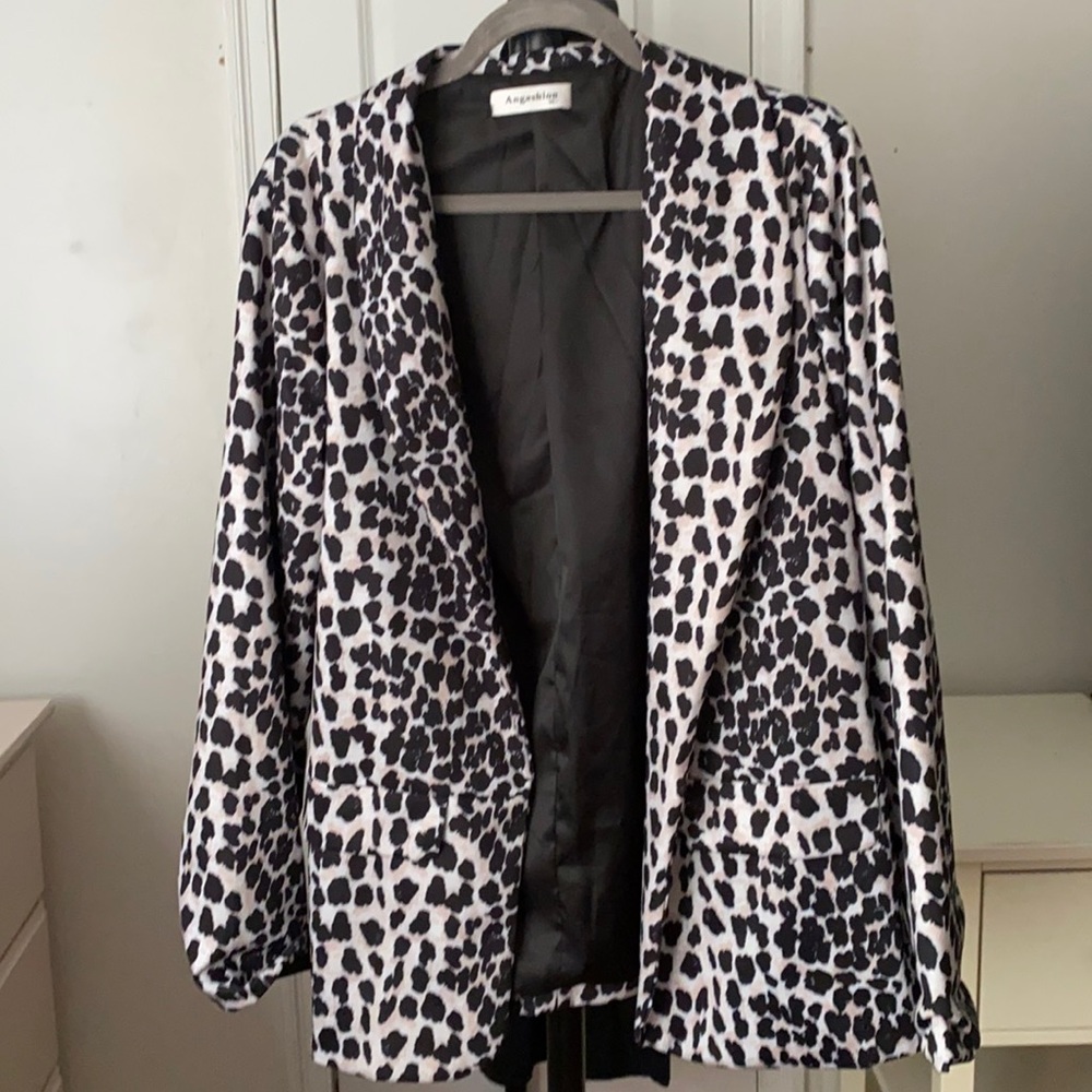 Beautiful leopard print blazer.
